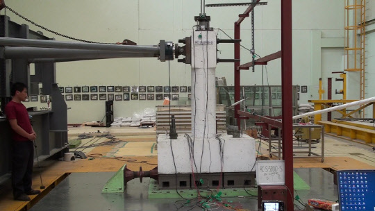 현대건설 구조 실험동에 설치된 2축 진동대. 대규모 교량에 들어가는 교각이 견딜 수 있는 하중이 어디까지인지를 확인하는 실험이 이뤄지고 있다.  현대건설 제공